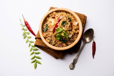 Rava Upma / Uppuma - güneyde Hint kahvaltı servis bir kase. seçici odak