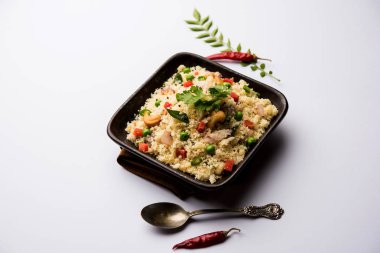 Rava Upma / Uppuma - güneyde Hint kahvaltı servis bir kase. seçici odak