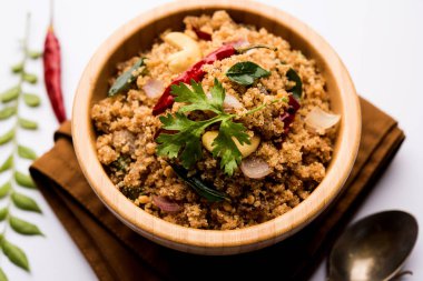 Rava Upma / Uppuma - güneyde Hint kahvaltı servis bir kase. seçici odak