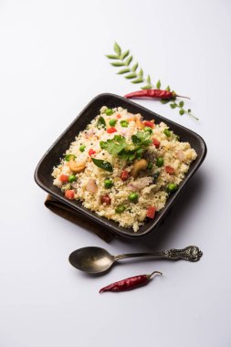 Rava Upma / Uppuma - güneyde Hint kahvaltı servis bir kase. seçici odak