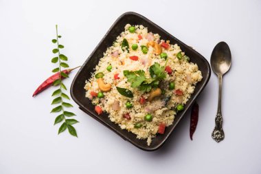 Rava Upma / Uppuma - güneyde Hint kahvaltı servis bir kase. seçici odak