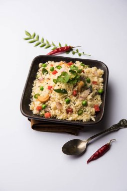 Rava Upma / Uppuma - güneyde Hint kahvaltı servis bir kase. seçici odak
