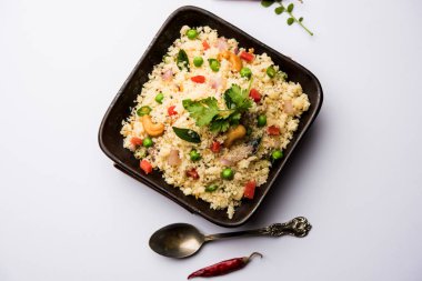 Rava Upma / Uppuma - güneyde Hint kahvaltı servis bir kase. seçici odak