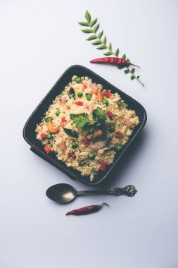 Rava Upma / Uppuma - güneyde Hint kahvaltı servis bir kase. seçici odak