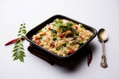 Rava Upma / Uppuma - güneyde Hint kahvaltı servis bir kase. seçici odak