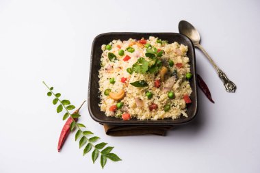 Rava Upma / Uppuma - güneyde Hint kahvaltı servis bir kase. seçici odak