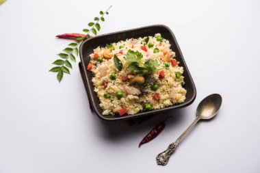 Rava Upma / Uppuma - güneyde Hint kahvaltı servis bir kase. seçici odak