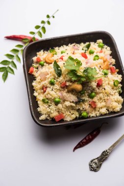 Rava Upma / Uppuma - güneyde Hint kahvaltı servis bir kase. seçici odak