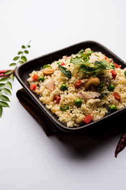 Rava Upma / Uppuma - güneyde Hint kahvaltı servis bir kase. seçici odak