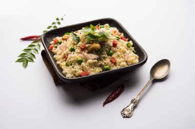 Rava Upma / Uppuma - güneyde Hint kahvaltı servis bir kase. seçici odak