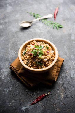 Rava Upma / Uppuma - güneyde Hint kahvaltı servis bir kase. seçici odak