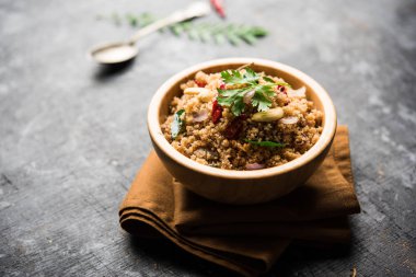 Rava Upma / Uppuma - güneyde Hint kahvaltı servis bir kase. seçici odak