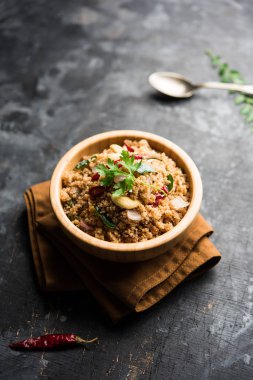 Rava Upma / Uppuma - güneyde Hint kahvaltı servis bir kase. seçici odak