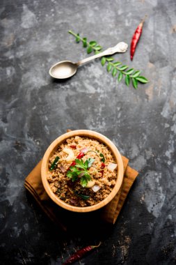 Rava Upma / Uppuma - güneyde Hint kahvaltı servis bir kase. seçici odak