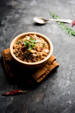 Rava Upma / Uppuma - güneyde Hint kahvaltı servis bir kase. seçici odak