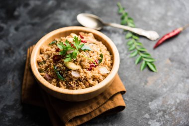 Rava Upma / Uppuma - güneyde Hint kahvaltı servis bir kase. seçici odak