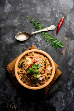 Rava Upma / Uppuma - güneyde Hint kahvaltı servis bir kase. seçici odak