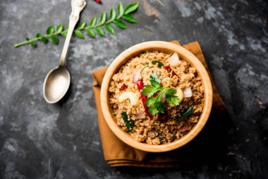 Rava Upma / Uppuma - güneyde Hint kahvaltı servis bir kase. seçici odak