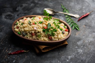 Rava Upma / Uppuma - güneyde Hint kahvaltı servis bir kase. seçici odak