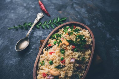 Rava Upma / Uppuma - güneyde Hint kahvaltı servis bir kase. seçici odak