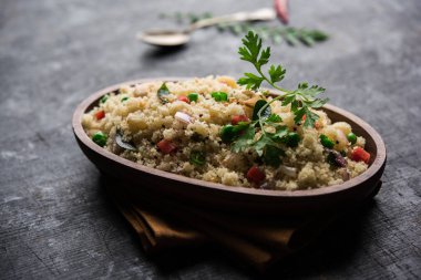 Rava Upma / Uppuma - güneyde Hint kahvaltı servis bir kase. seçici odak