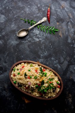 Rava Upma / Uppuma - güneyde Hint kahvaltı servis bir kase. seçici odak
