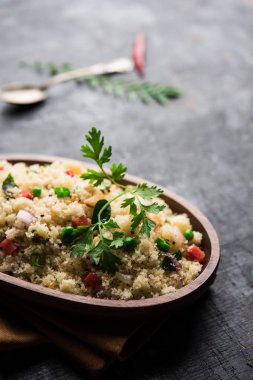 Rava Upma / Uppuma - güneyde Hint kahvaltı servis bir kase. seçici odak