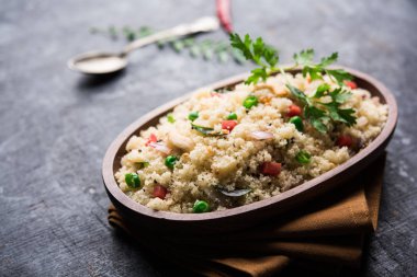 Rava Upma / Uppuma - güneyde Hint kahvaltı servis bir kase. seçici odak