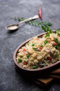 Rava Upma / Uppuma - güneyde Hint kahvaltı servis bir kase. seçici odak