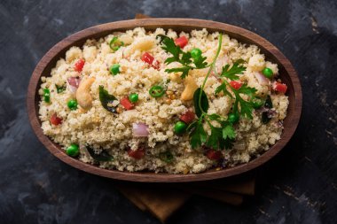 Rava Upma / Uppuma - güneyde Hint kahvaltı servis bir kase. seçici odak