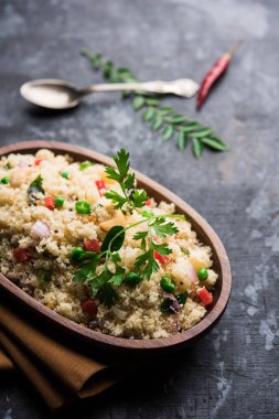 Rava Upma / Uppuma - güneyde Hint kahvaltı servis bir kase. seçici odak