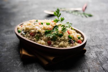 Rava Upma / Uppuma - güneyde Hint kahvaltı servis bir kase. seçici odak