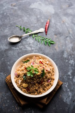 Rava Upma / Uppuma - güneyde Hint kahvaltı servis bir kase. seçici odak