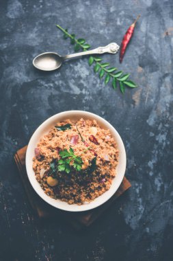 Rava Upma / Uppuma - güneyde Hint kahvaltı servis bir kase. seçici odak