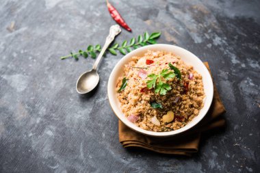 Rava Upma / Uppuma - güneyde Hint kahvaltı servis bir kase. seçici odak