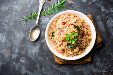 Rava Upma / Uppuma - güneyde Hint kahvaltı servis bir kase. seçici odak