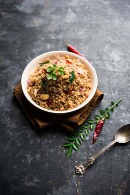 Rava Upma / Uppuma - güneyde Hint kahvaltı servis bir kase. seçici odak