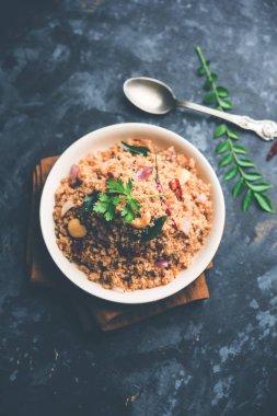 Rava Upma / Uppuma - güneyde Hint kahvaltı servis bir kase. seçici odak