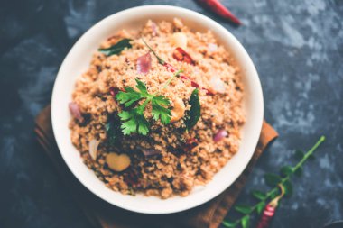 Rava Upma / Uppuma - güneyde Hint kahvaltı servis bir kase. seçici odak