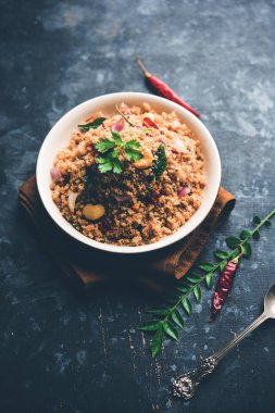 Rava Upma / Uppuma - güneyde Hint kahvaltı servis bir kase. seçici odak