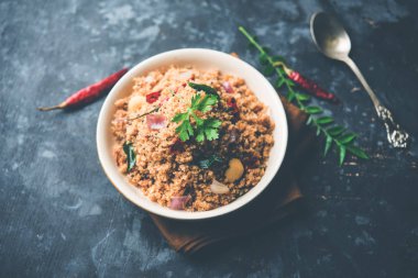 Rava Upma / Uppuma - güneyde Hint kahvaltı servis bir kase. seçici odak