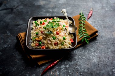 Rava Upma / Uppuma - güneyde Hint kahvaltı servis bir kase. seçici odak