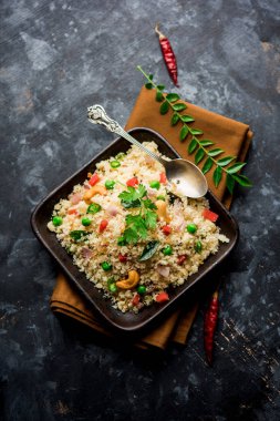 Rava Upma / Uppuma - güneyde Hint kahvaltı servis bir kase. seçici odak