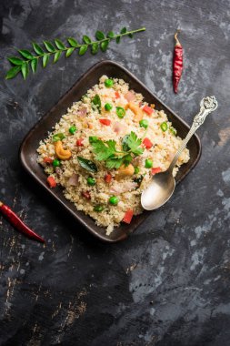 Rava Upma / Uppuma - güneyde Hint kahvaltı servis bir kase. seçici odak