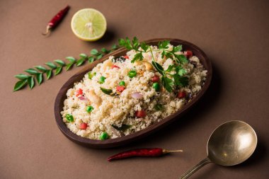 Rava Upma / Uppuma - güneyde Hint kahvaltı servis bir kase. seçici odak