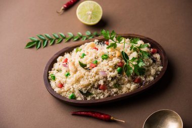 Rava Upma / Uppuma - güneyde Hint kahvaltı servis bir kase. seçici odak