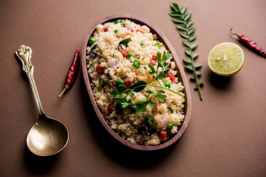 Rava Upma / Uppuma - güneyde Hint kahvaltı servis bir kase. seçici odak
