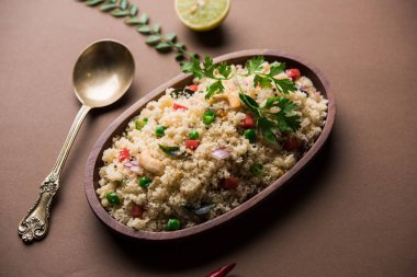 Rava Upma / Uppuma - güneyde Hint kahvaltı servis bir kase. seçici odak