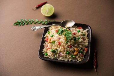 Rava Upma / Uppuma - güneyde Hint kahvaltı servis bir kase. seçici odak