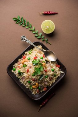 Rava Upma / Uppuma - güneyde Hint kahvaltı servis bir kase. seçici odak